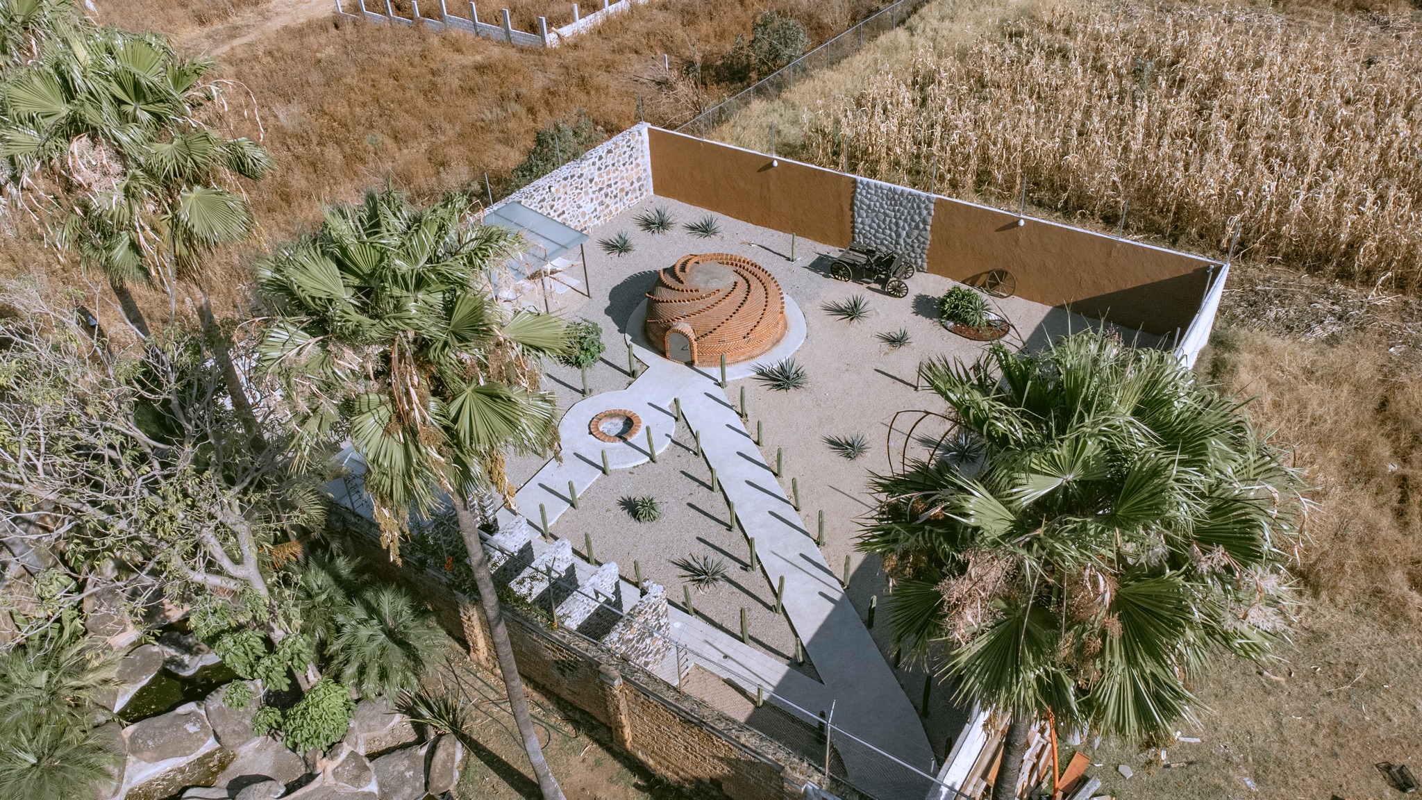 Vista aérea del jardín y temazcal en Alilo