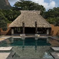 Alberca y palapa en Alilo Tepoztlán
