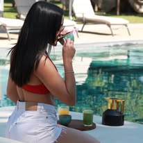 Bebidas junto a la alberca en Alilo